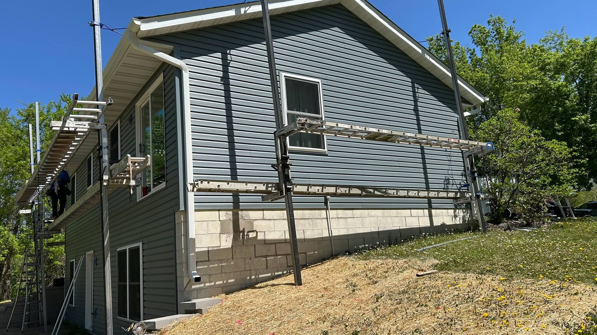 Minnesota Exterior Company on scaffolding to install new windows on Stacy, MN home