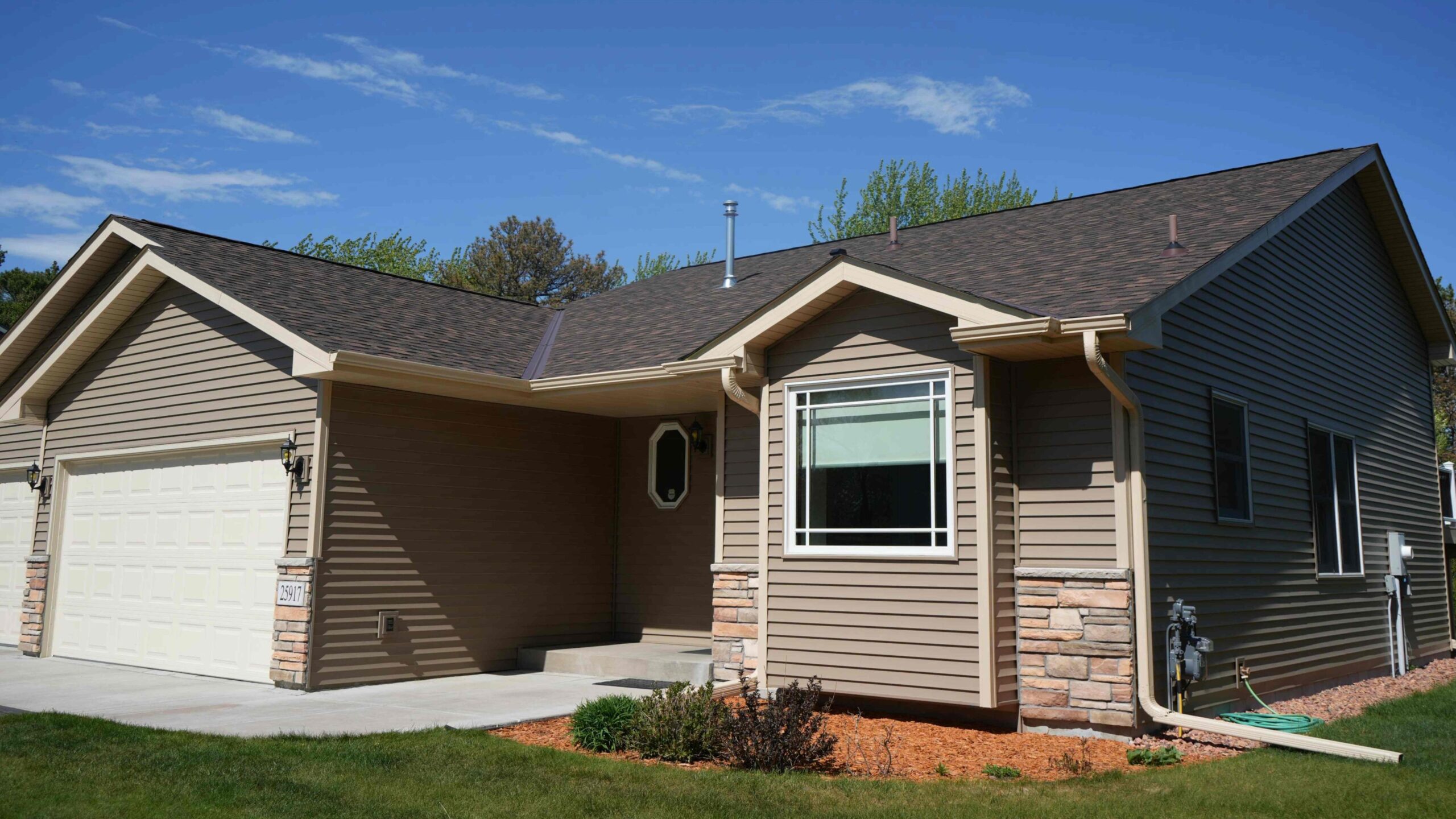 Wyoming, MN house with upgraded roof, siding, window, and garage door